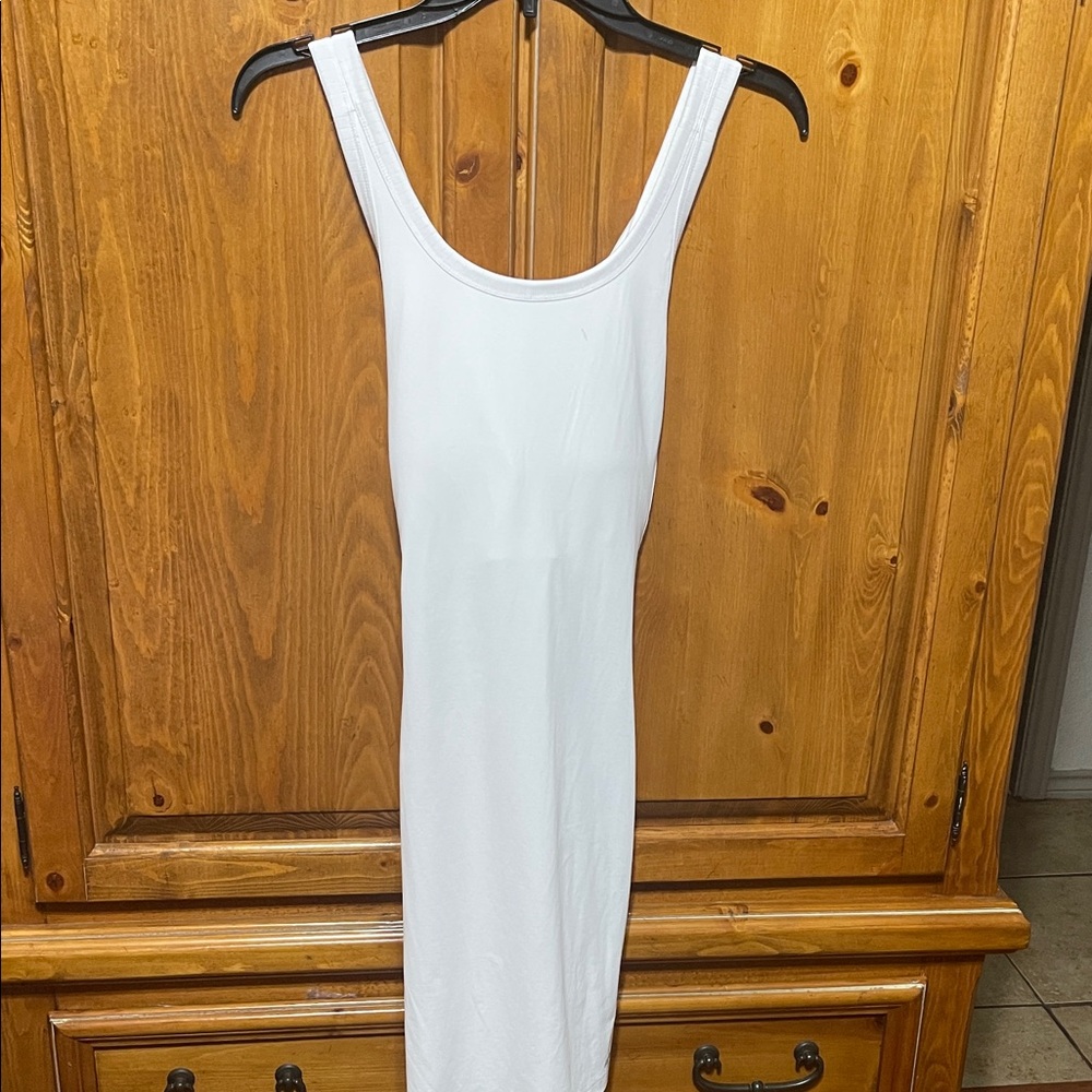 Elegant White Sleeveless Dress